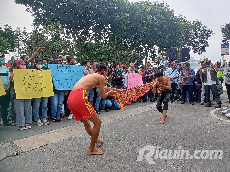Serobot Lahan Warga di Rohul, Massa Demo Kejati Riau