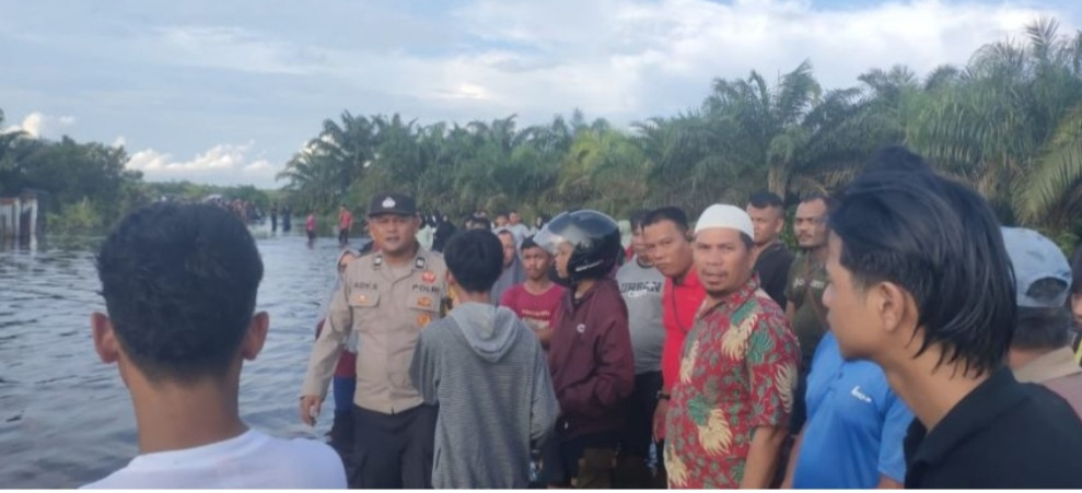 Berenang Saat Sungai Kampar Meluap, Remaja 18 Tahun Tewas Diseret Banjir