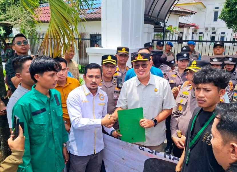 Gelar Aksi di Kantor Kejaksaan, Massa ALIANG Tuntut Pemeriksaan Manajer PT. Agrinas Palma Nusantara