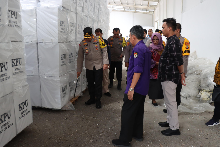 Dua Bulan Jelang Pemilu, Kapolresta Pekanbaru Cek Gudang Logistik KPU