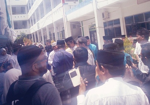 Tiba di Diniyah Pekanbaru, UAS Disambut dengan Kompang 
