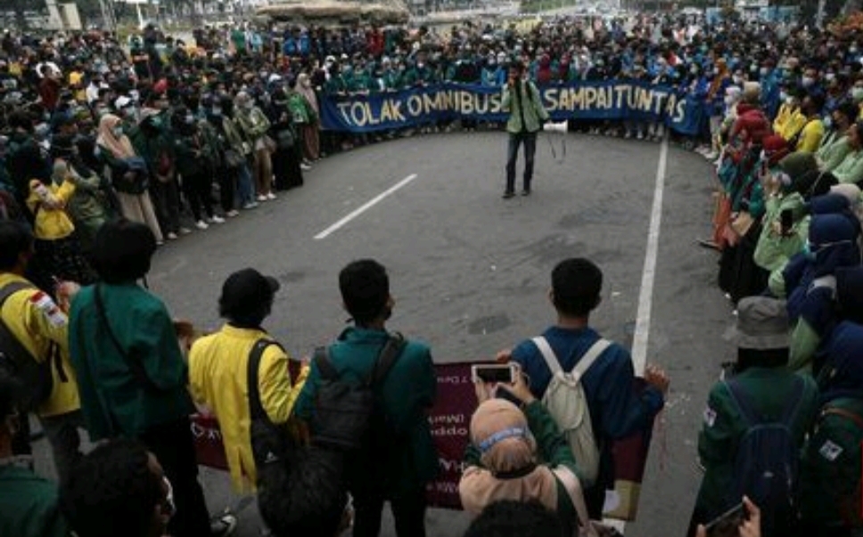 Mahasiswa Demo Tolak UU Ciptaker Tak Sampai ke Istana, Dihadang Kawat Berduri