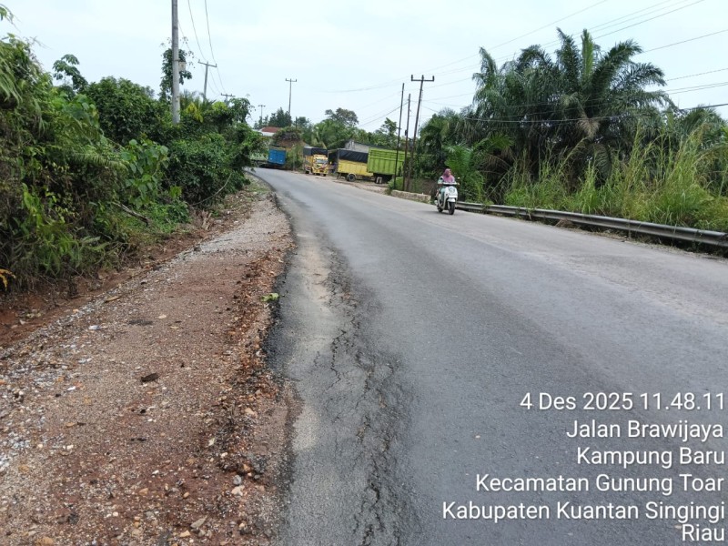 Kualitas Aspal Ecek-Ecek PT RMB di Kuansing Hancur Hitungan Hari, Warga: Proyek Nasional Rasa Jalan Desa!