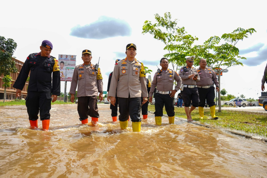 Banjir di Jalan Sudirman Ujung, Kapolresta Pekanbaru Gercep Siagakan Personil