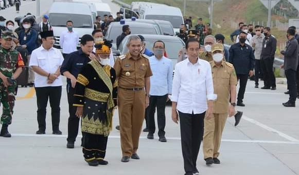 Di Dampingi Kamsol, Jokowi Tekan Serine Peresmian Tol Bangkinang-Pekanbaru .