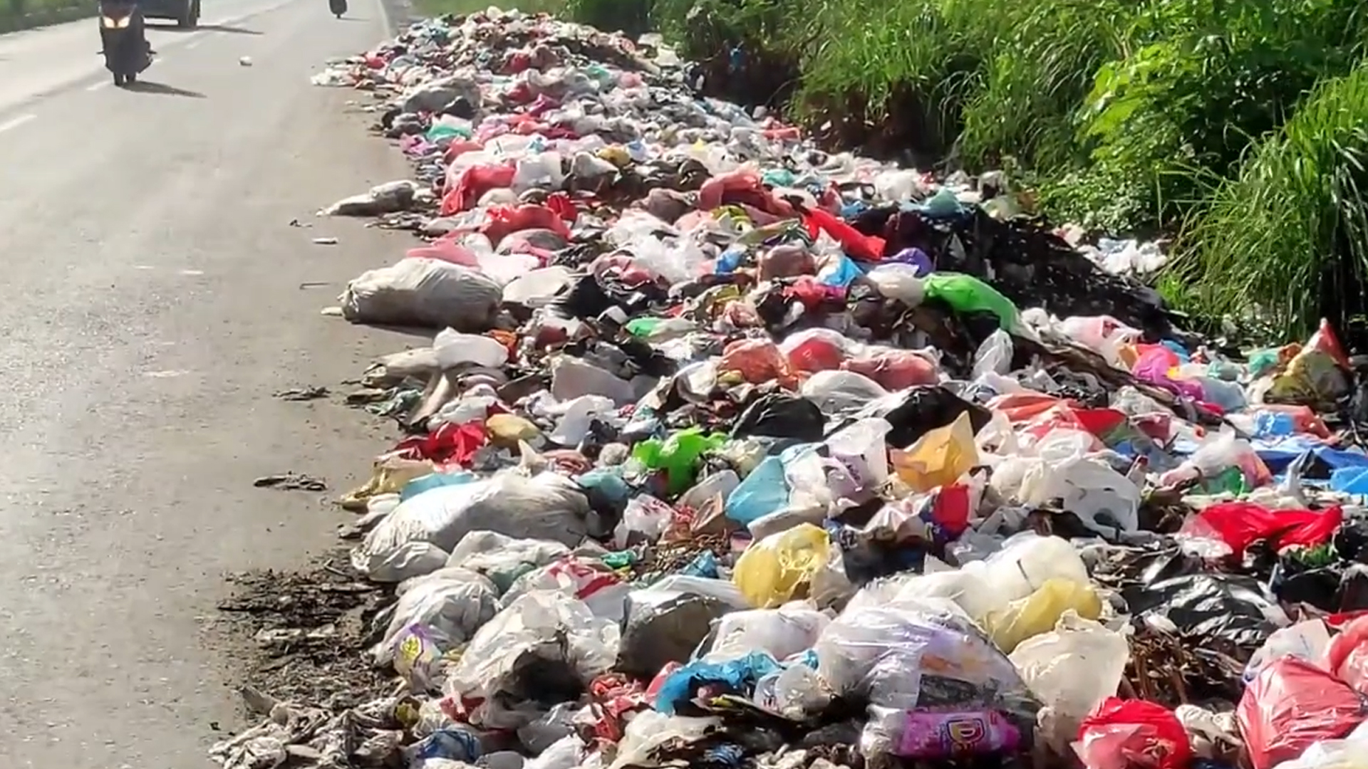 Sampah Menumpuk di Pinggir Jalan Air Hitam Pekanbaru, Timbulkan Bau Busuk