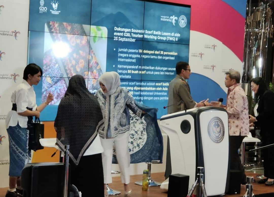 Kolaborasi APR, Maranatha dan Lasem Hasilkan Scarf Batik Sustainable untuk Working Group G20