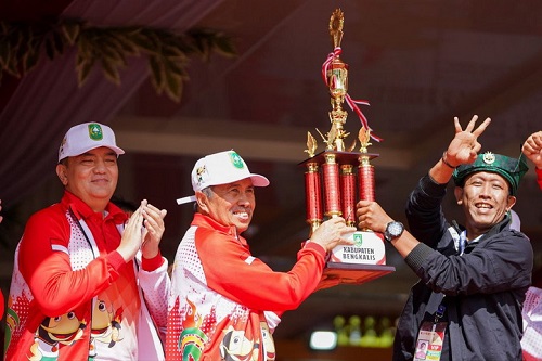 Bengkalis Juara Umum, Gubri Serahkan Piala Porprov Riau Ke-X
