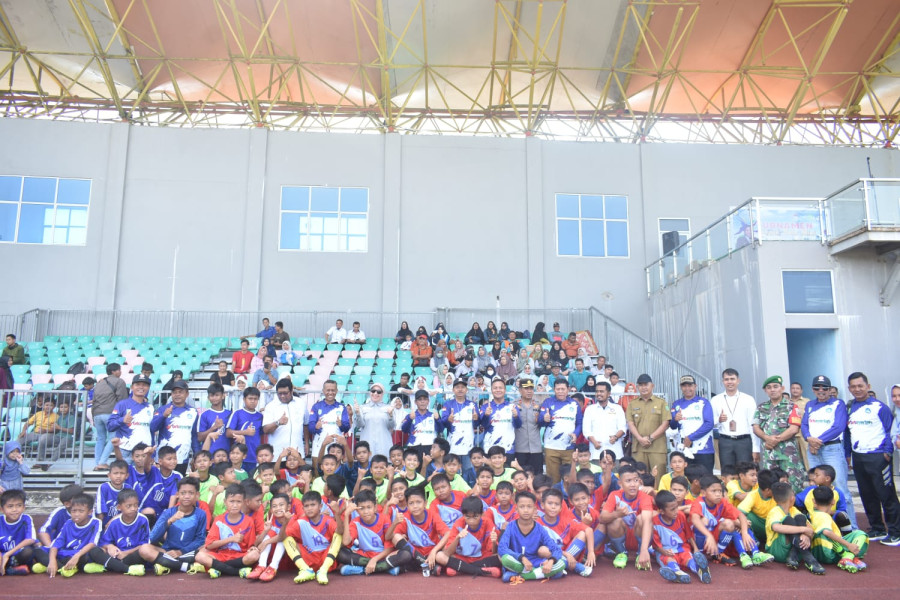 Buka Turnamen Sepak Bola Tingkat SD, Bupati Inhil Harap Lahirkan Atlet Unggul