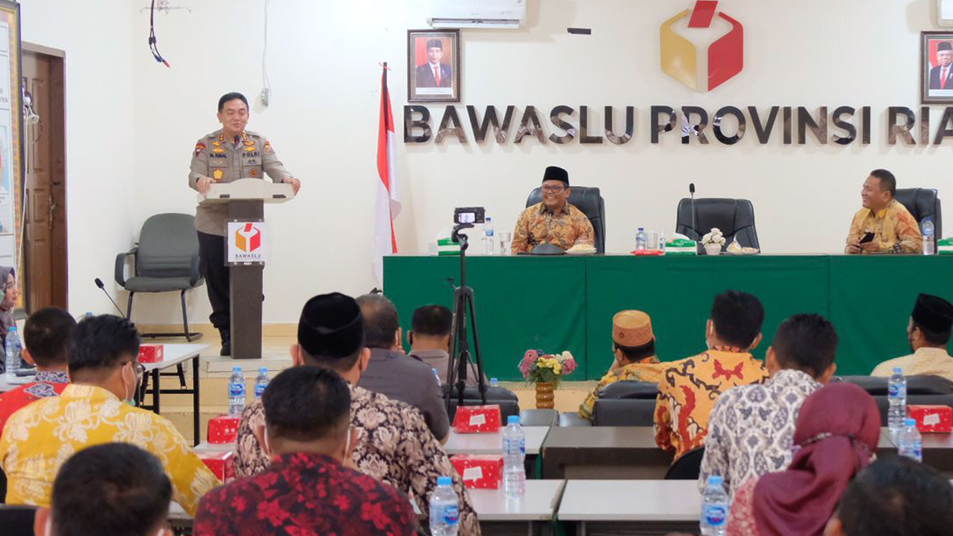 Berkunjung ke Bawaslu, Kapolda Riau: Kita Harus Bermanfaat Bagi Masyarakat