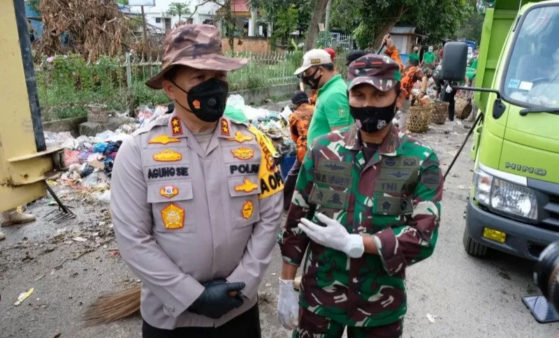 Dua Jendral Bersihkan Sampah di Kota Pekanbaru