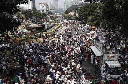 Massa Aksi Kawal Putusan MK Berkumpul di Medan Merdeka Barat 