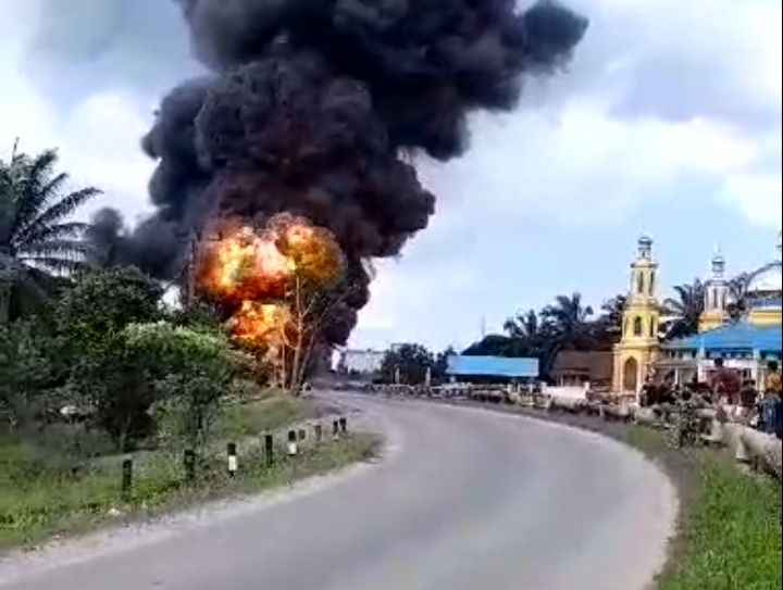 Truk Tanki Bermuatan 16.000 Liter Pertalite Terbakar di Dumai