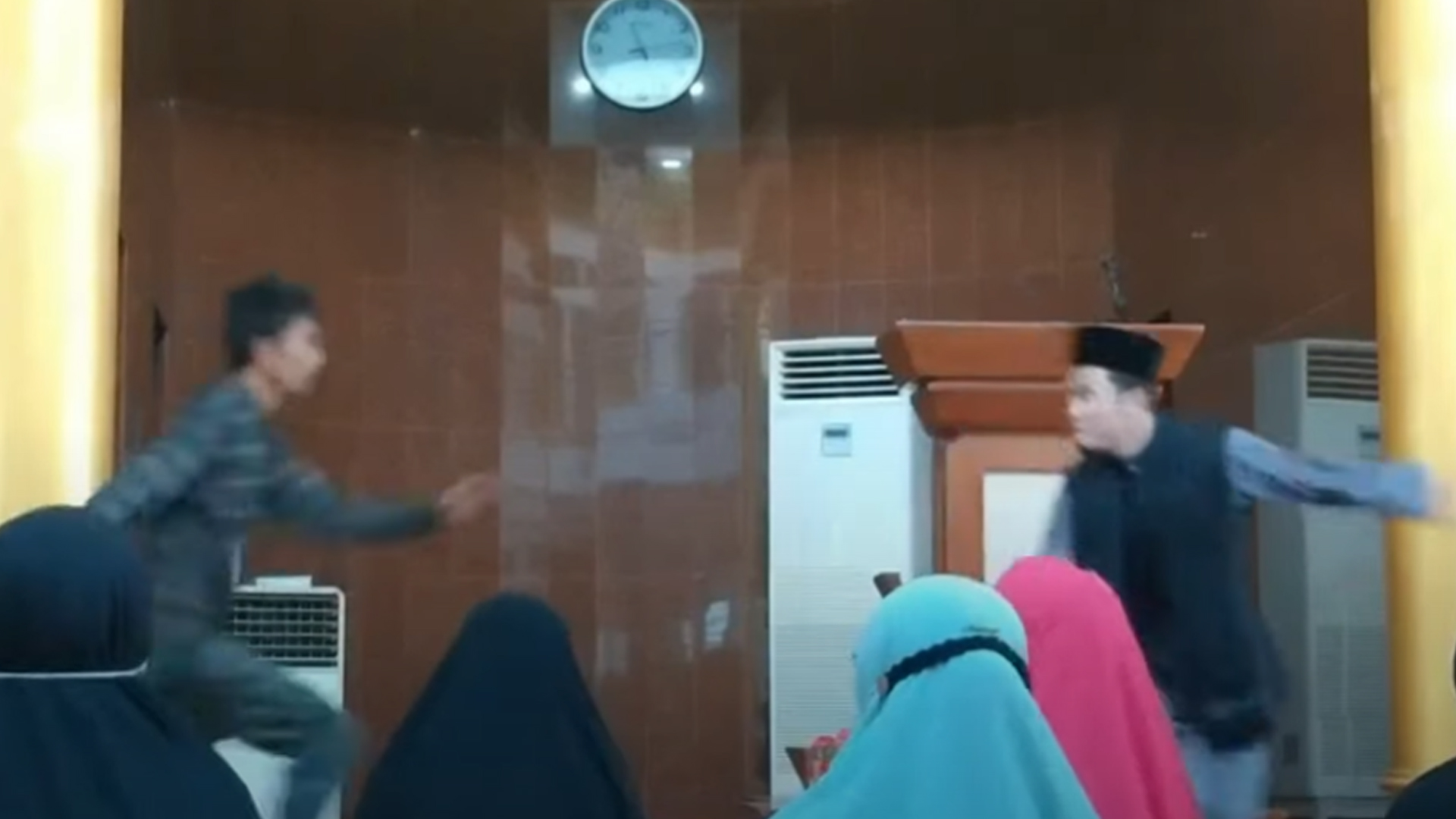 Tausiah Bersama Ibu-ibu Pengajian di Masjid, Ustad di Batam Diserang Pria Tak Dikenal
