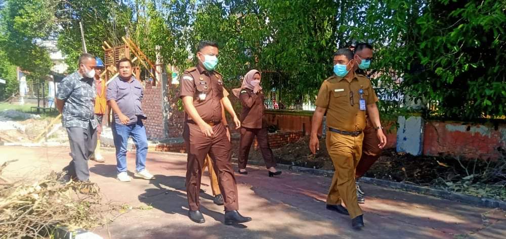 Kejari Kuansing Monitor Pekerjaan Proyek Renovasi Gedung Sport Centre
