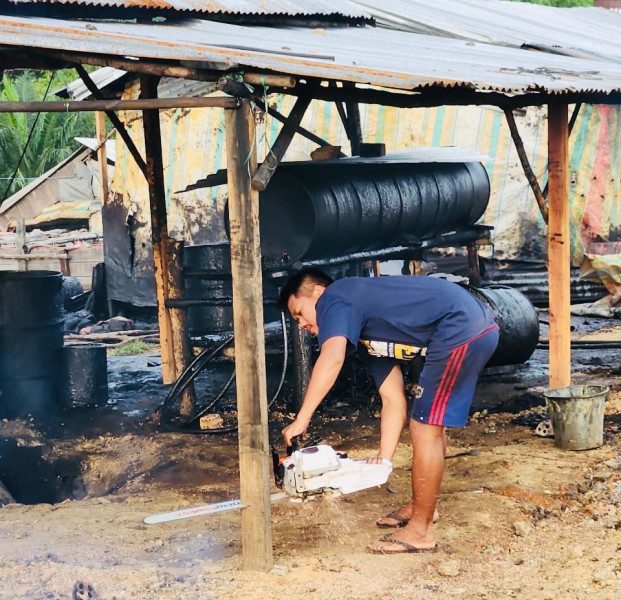 Total 19 Tungku Penyulingan Minyak Illegal di Musi Banyuasin Dibongkar Mandiri