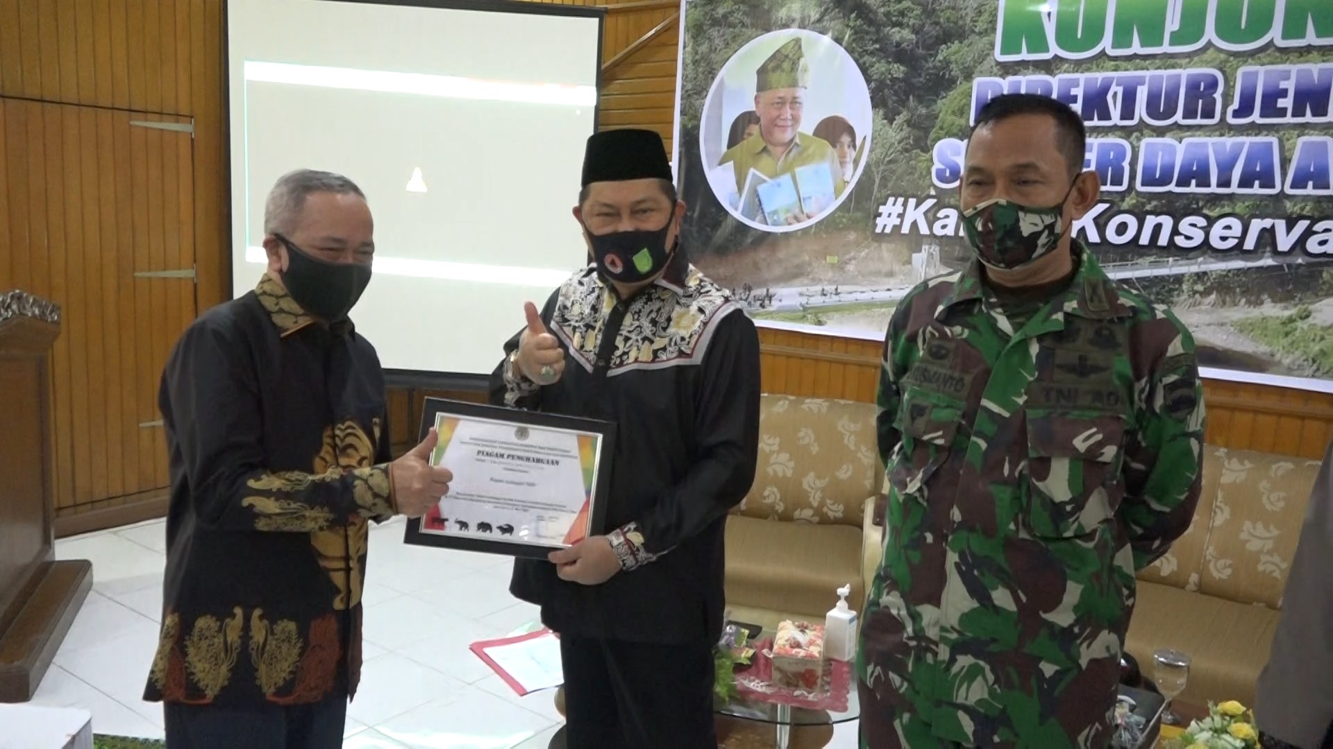 Berhasil Tangani Konflik Harimau Sumatera, Pemkab Inhil Terima Penghargaan dari KLHK