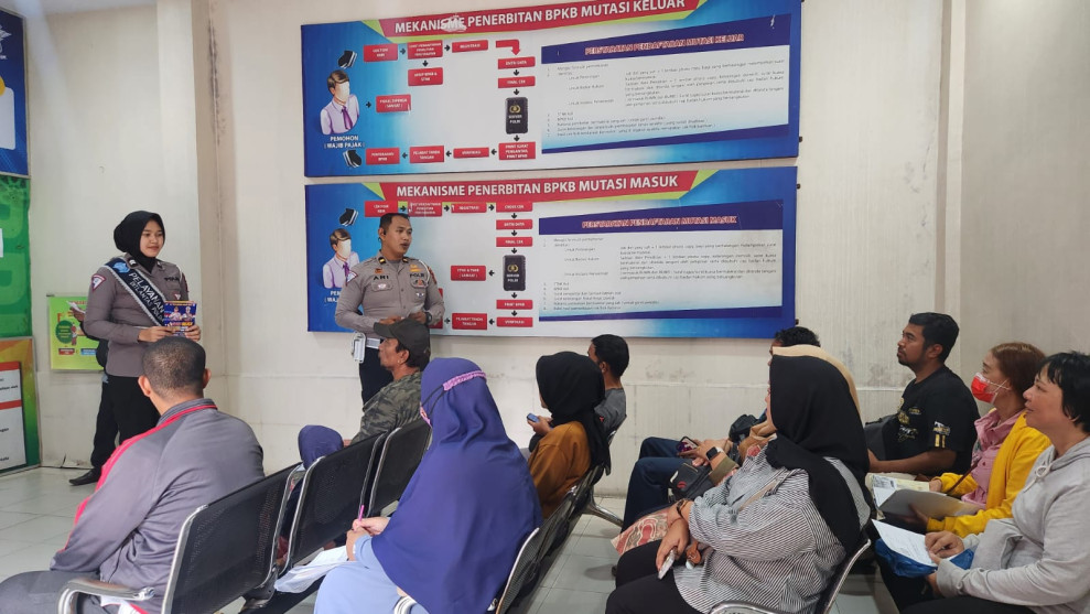 Petugas Layanan BPKB Ditlantas Polda Riau Ajak Pemilik Kendaraan Sukseskan Pemilu