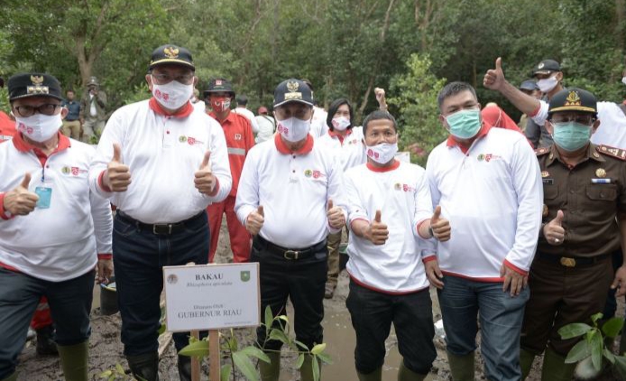 Syamsuar Tanam Magrove Bersama Kapolda, Danrem dan Ketua DPRD Riau di Dumai