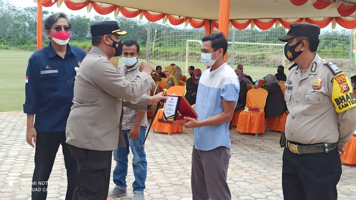 Salurkan Bansos ke Warga Pendalian, Kapolres Rohul Ingatkan SKK Migas Jaga Lingkungan