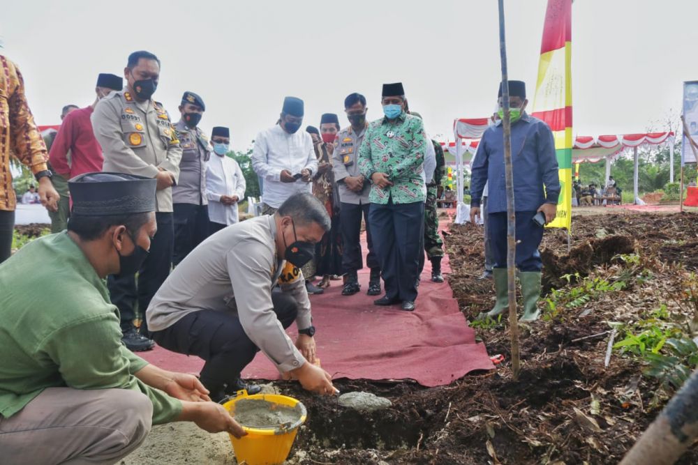 Pembangunan 2 Ponpes di Kabupaten Siak, Kapolda Riau Letakkan Batu Pertama