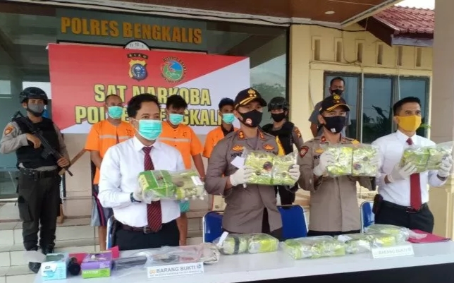 Melintas di Bukit Batu Bengkalis, 3 Kurir Membawa 14,5 Kg Sabu-sabu dari Malaysia Ditangkap Polisi
