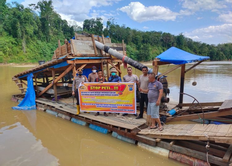 Gerebek Aktivitas PETI di Desa Luai Kuansing, Polisi Hancurkan 5 Kapal Ponton