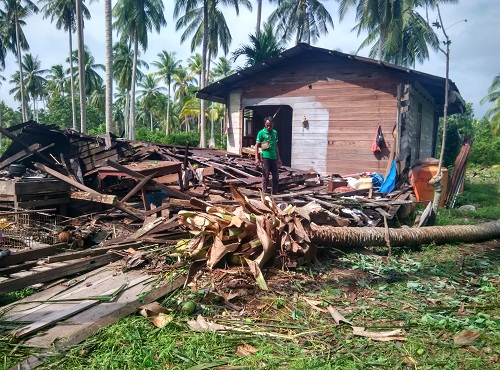 Rumah Warga Sendanu Darul Ihsan Ambruk Di Timpa Pohon Kelapa Akibat puting beliung