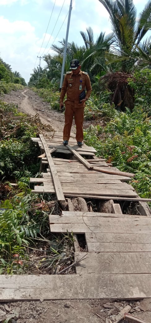 Jembatan Penghubung Desa Teluk Buntal tak Kunjung Diperbaiki