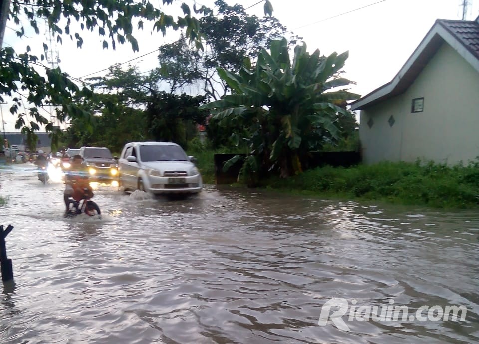 Hujan Lebat, Sejumlah Ruas Jalan di Pangkalan Kerinci Tergenang Akibat Drainase Tak Berfungsi