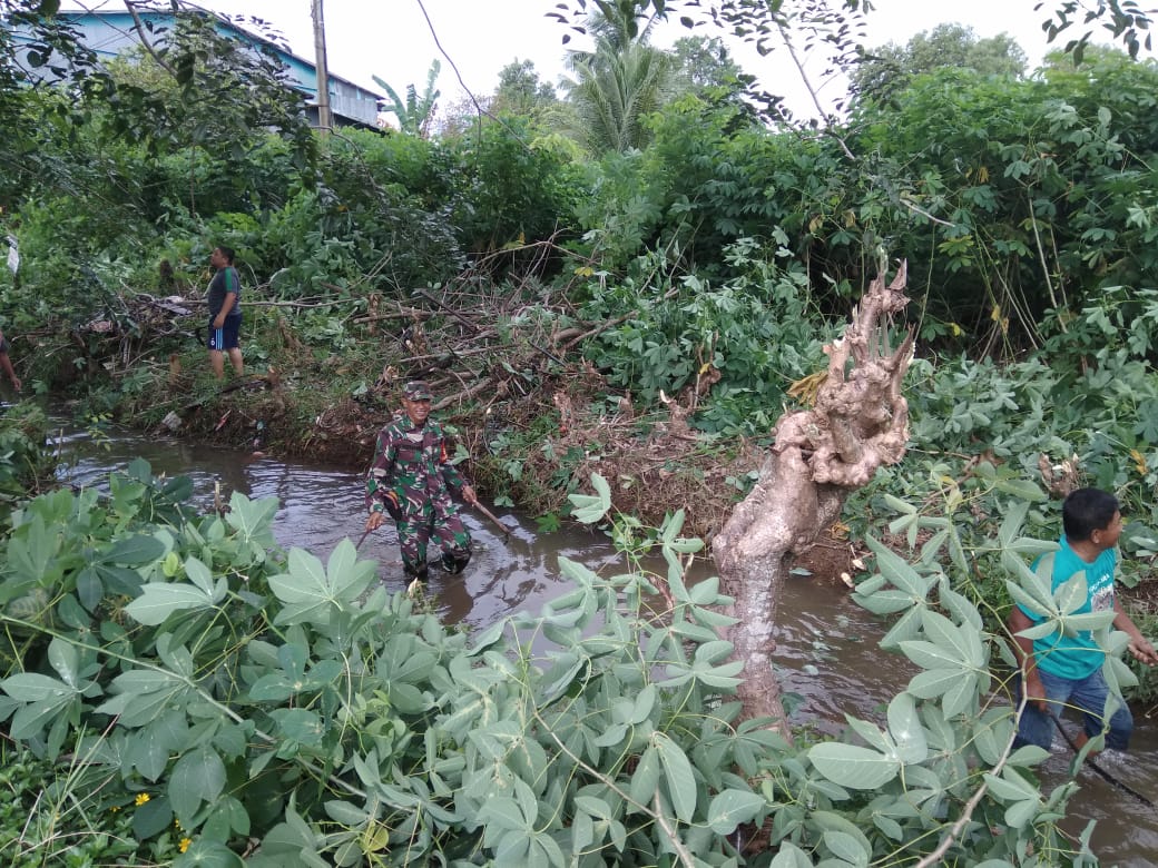 Antisipasi Banjir, Babinsa Koramil Marau Bersama Warga Bersikan Parit.