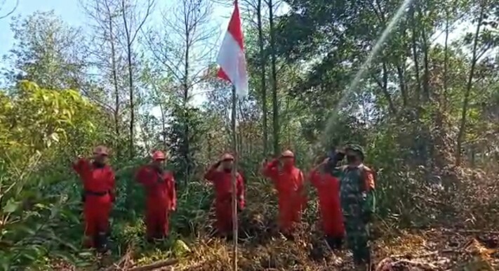 Satgas Karhutla Upacara HUT RI ke-75 di Tengah Asap dan Jerebu
