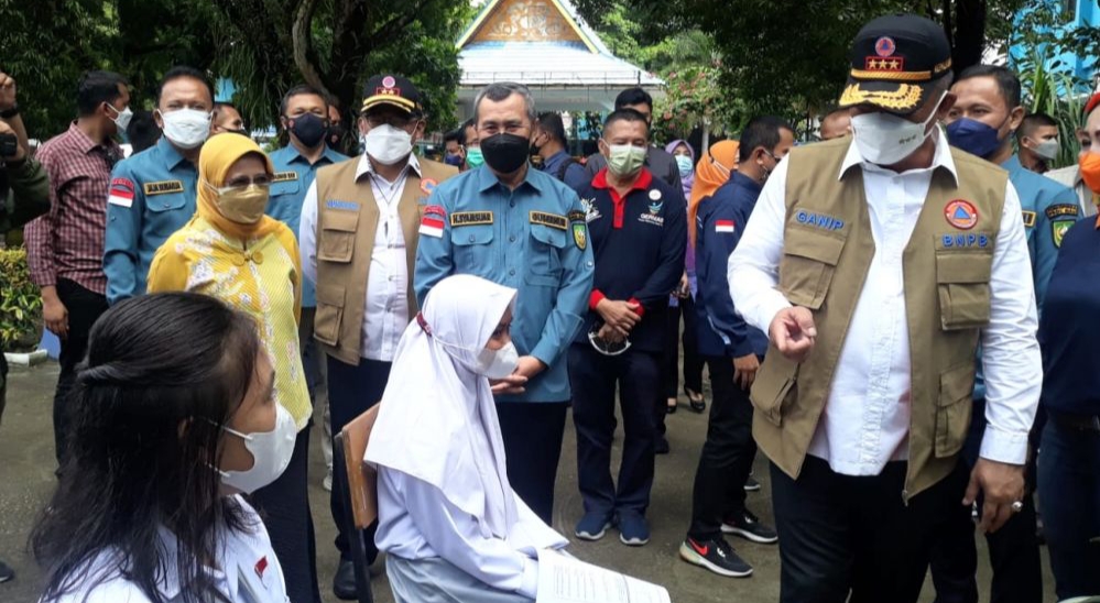 Tinjau Vaksinasi Anak Usia 12-17 Tahun di Pekanbaru, Kepala BNPB: Antusias Warga Luar Biasa