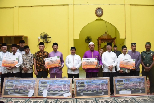 Bank Riau Kepri Serahkan Bantuan Rumah Ibadah Rp30 Juta di Masjid Al Furqon