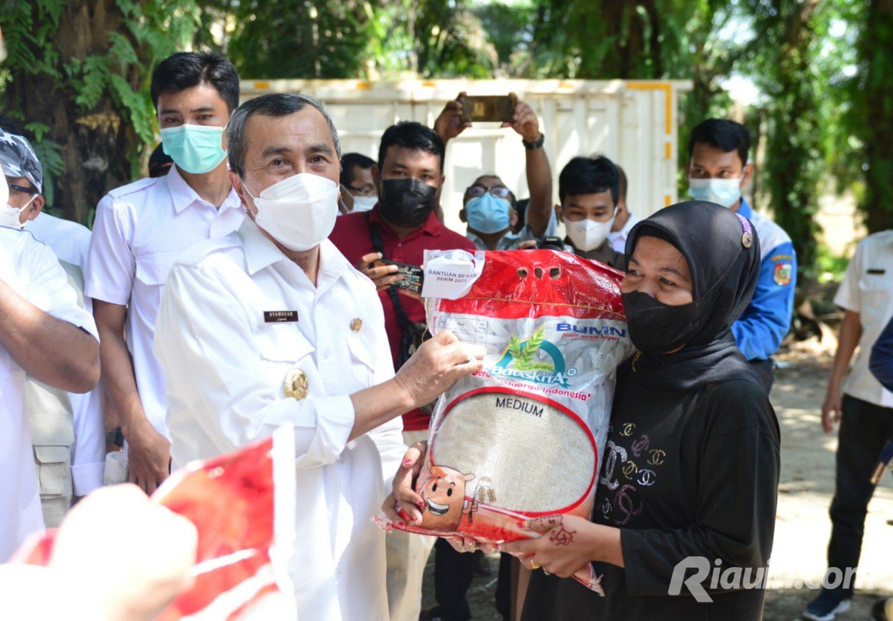 Gubernur Riau Launching Bantuan Beras PPKM di Labuh Baru Barat