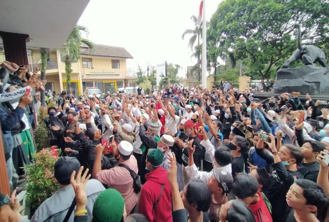 Datangi Polresta Bogor Kota, Ratusan Massa Minta Habib Rizieq Dibebaskan Tanpa Syarat