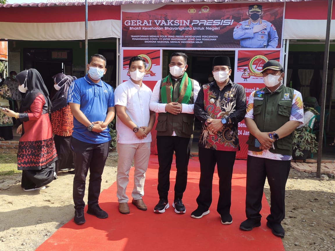 Bupati Pelalawan dan Kapolda Riau Tinjau Posko PPKM Mikro PT Serikat Putra di Desa Sialang Godang