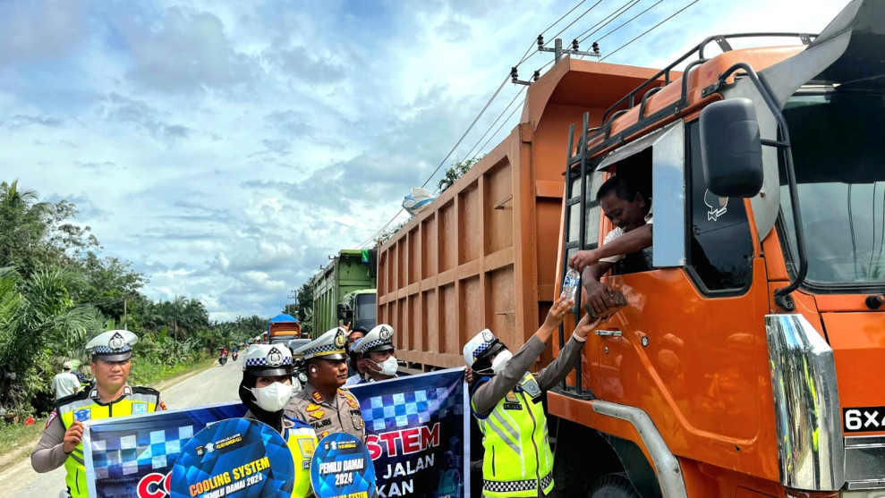 Kasat Lantas Polres Inhu Bagikan Makanan kepada Sopir di Jembatan Amblas Km 183 Jalintim