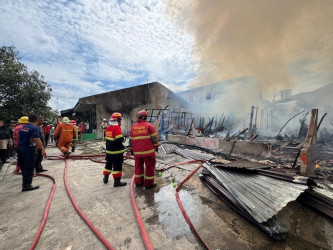Tak Ada Korban Jiwa, Empat Kontrakan dan Bengkel di Marpoyan Damai Pekanbaru Hangus Terbakar