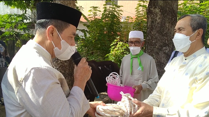 Pensiunan PNS di Riau Terima Bantuan Sapi Kurban dari Gubernur