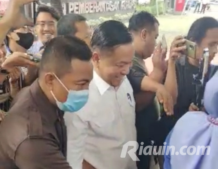 Tiga Jam Diperiksa KPK, Sekdaprov Riau SF Hariyanto Bungkam