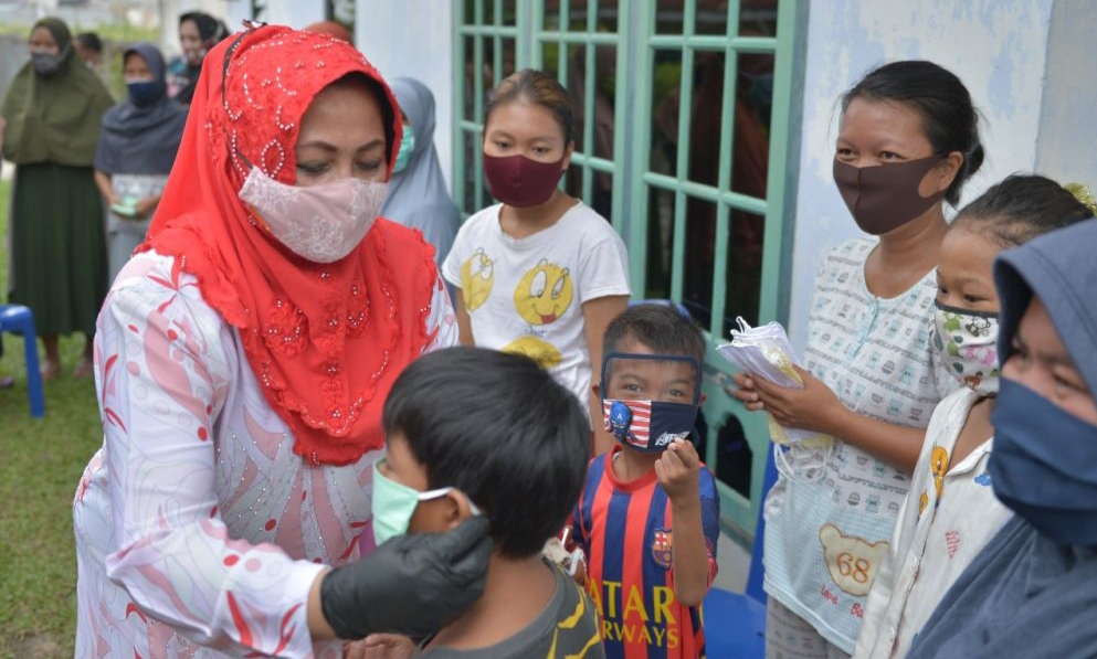 Istri Syamsuar Bagikan Masker ke Kaum Duafa, Janda dan Warga Kurang Mampu di Pekanbaru