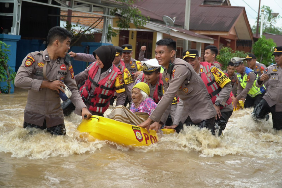 Polisi Evakuasi Lansia 93 Tahun Terkepung Banjir di Rohul