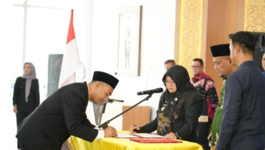Afni Zulkifli Lantik 60 Pejabat Administrator dan Pengawas di Lingkungan Pemkab Siak