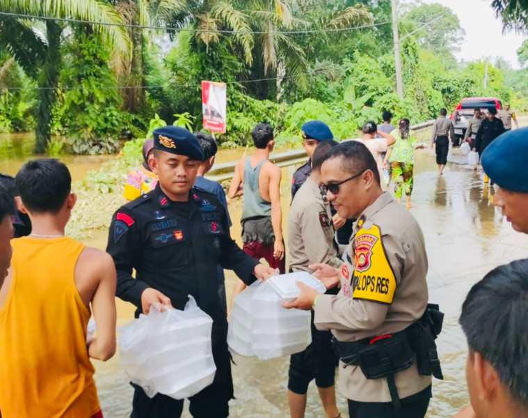 Banjir di Musi Rawas, Brimob Polda Sumsel Buka Dapur Umum dan Posko Kesehatan