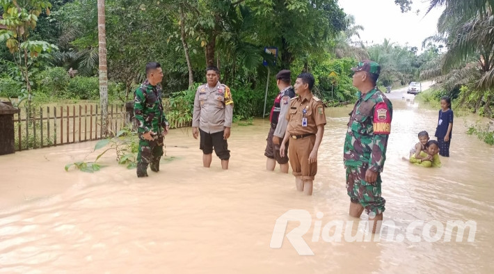 Pantau Kondisi Banjir, Camat Hulu Kuantan Kelilingi Desa Hingga Tengah Malam