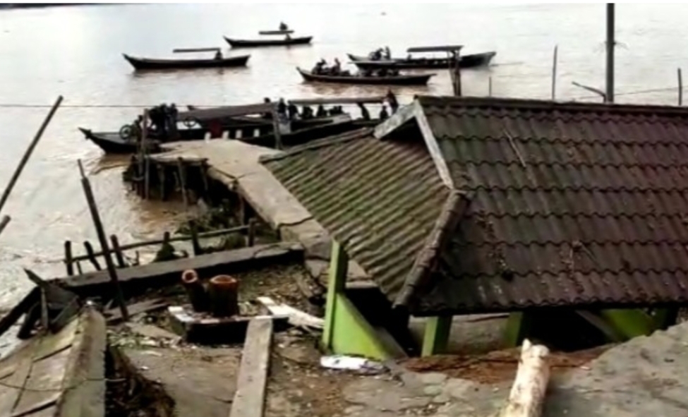 Longsor, 8 Rumah Warga di Seberang Tembilahan Inhil Ambruk ke Sungai