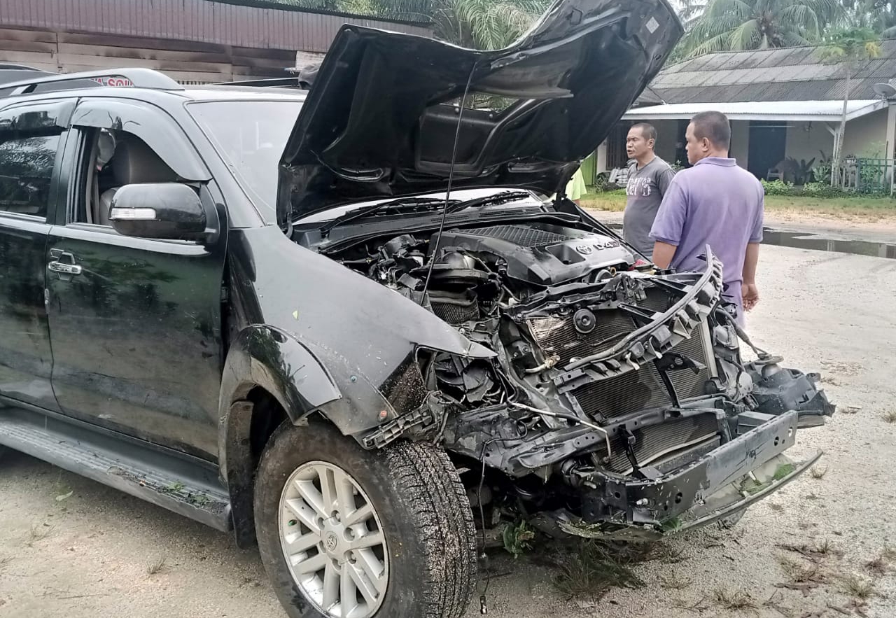 Diduga Sopir Mengantuk, Toyota Fortuner Hantam Tiang Listrik di Kampar Kiri