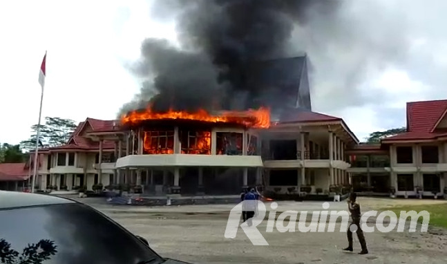 Kantor DPRD Inhu Terbakar