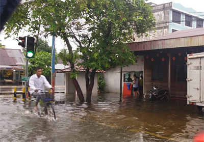 Hujan Turun Sejak Dinihari, Air Mulai Rendam Rumah dan Pertokoan di Bengkalis